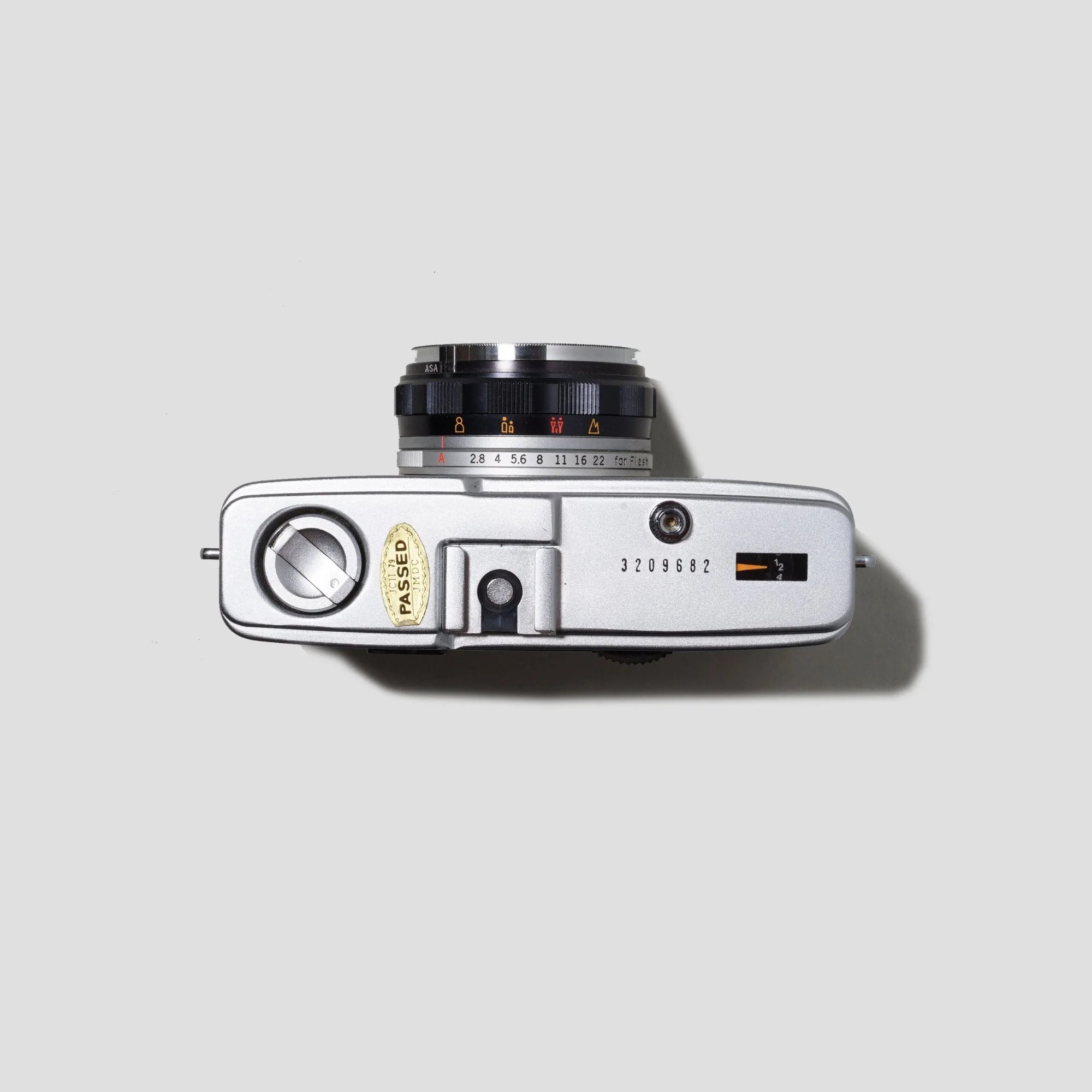 Olympus Trip 35 Pastel Creme Leather - Image 2